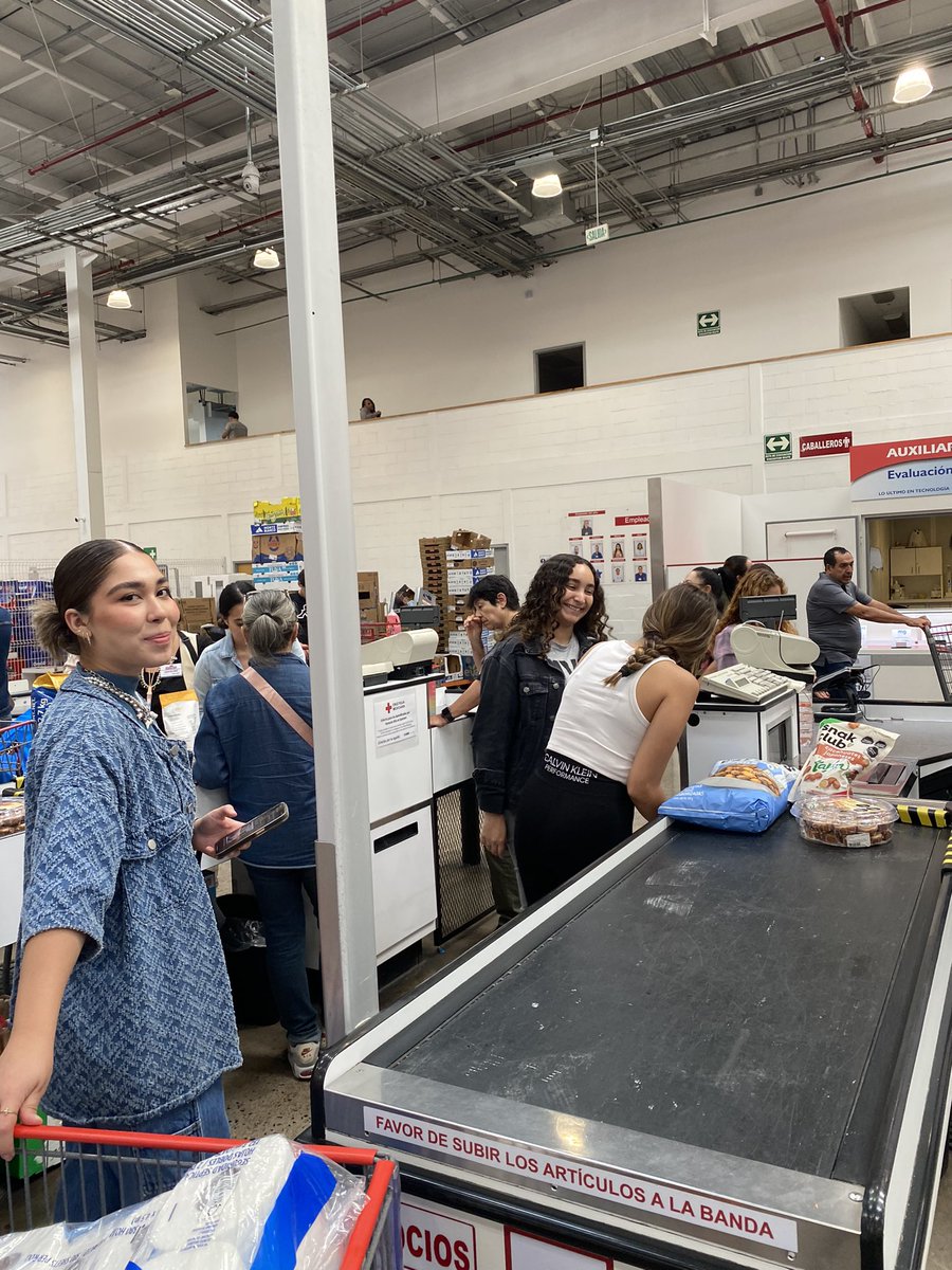 dxnielapt's tweet photo. El otro día fui a costco con mis amiguitas y nos la pasamos espapirifactico https://t.co/L2IRtuhxj7