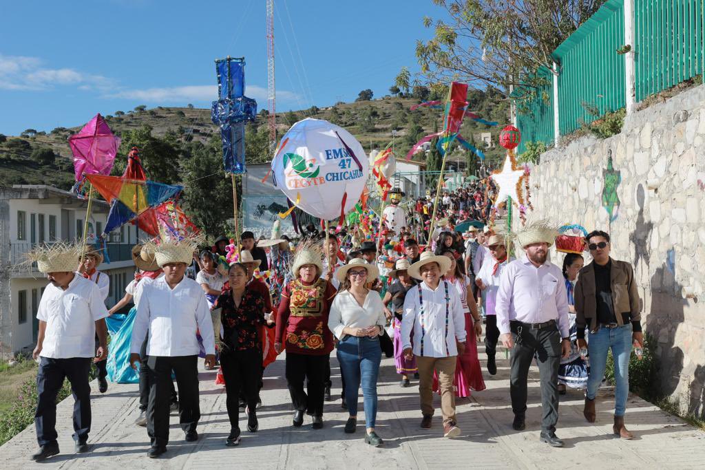 blancaluzmtz's tweet photo. Hoy fue un día muy emotivo en el EMSaD 47 San Miguel Chicahua, celebramos con alegría el 20 aniversario de la creación de este centro educativo en compañía de la #ComunidadCECyTE. Disfrutamos de una grandiosa calenda que nos permitió conocer más este hermoso lugar, durante el evento compartimos risas y momentos inolvidables con el personal administrativo, personal del Stscecyteo 2022-2026 y la amable autoridad municipal. Agradezco el cálido recibimiento y los deliciosos alimentos que nos brindaron.

Este día quedará grabado en nuestra memoria como un testimonio de unidad, logros y del gran compromiso por seguir brindando una educación de calidad.

#EducaciónQueTransforma