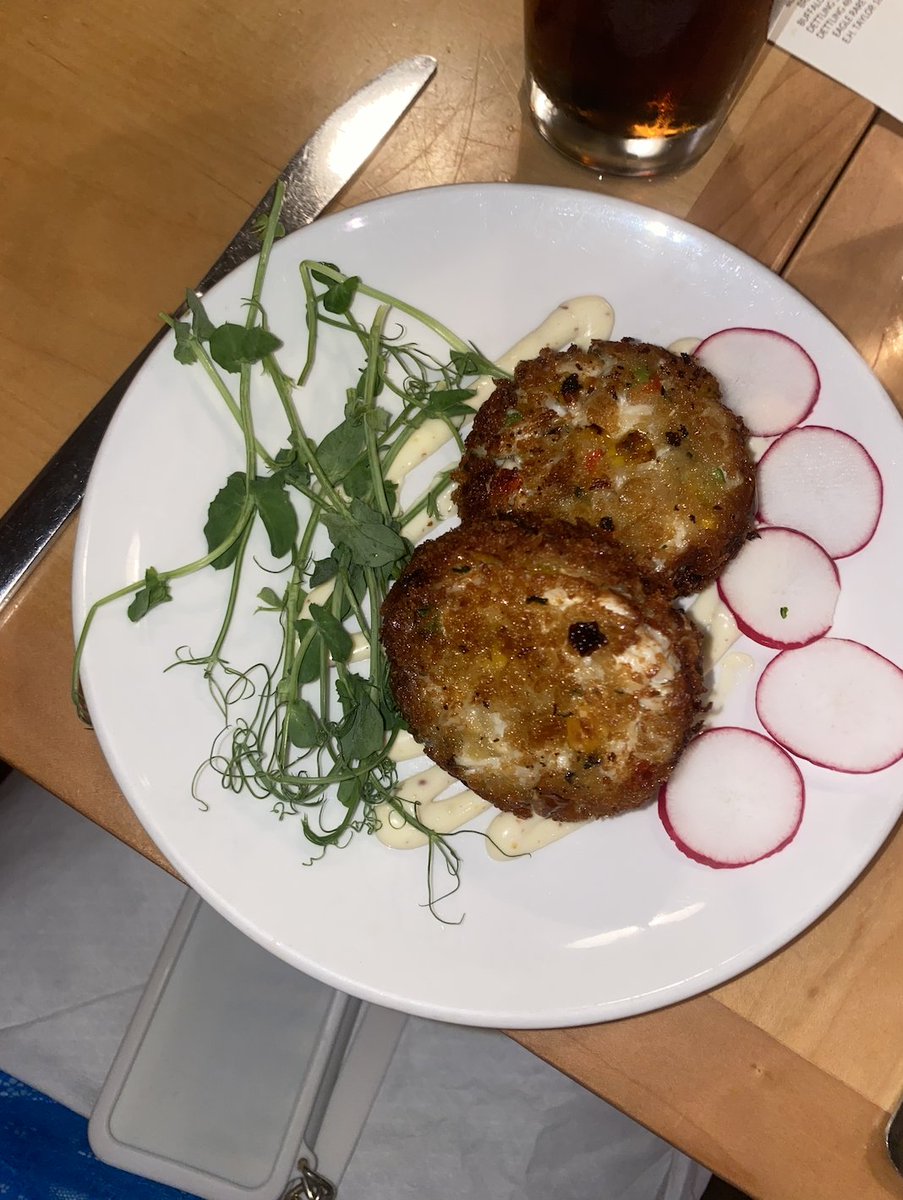 laurelm2003's tweet photo. Sharing a meal from fall break! Love ordering crab cakes at the beach! #APR325 https://t.co/ou0gRP70sP