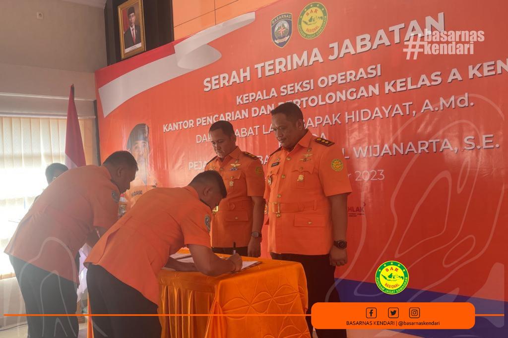 basarnaskendari's tweet image. Kendari, 6/11 --- Serah terima jabatan Kepala Seksi Operasi @basarnaskendari dari Bpk. Hidayat, A.M.d. (pejabat lama) kepada Bpk. Syaiful Wijanarta, S.E. (pejabat baru) yang di saksikan langsung oleh Kepala Kantor Pencarian dan Pertolongan Kendari dan Sorong #basarnaskendari