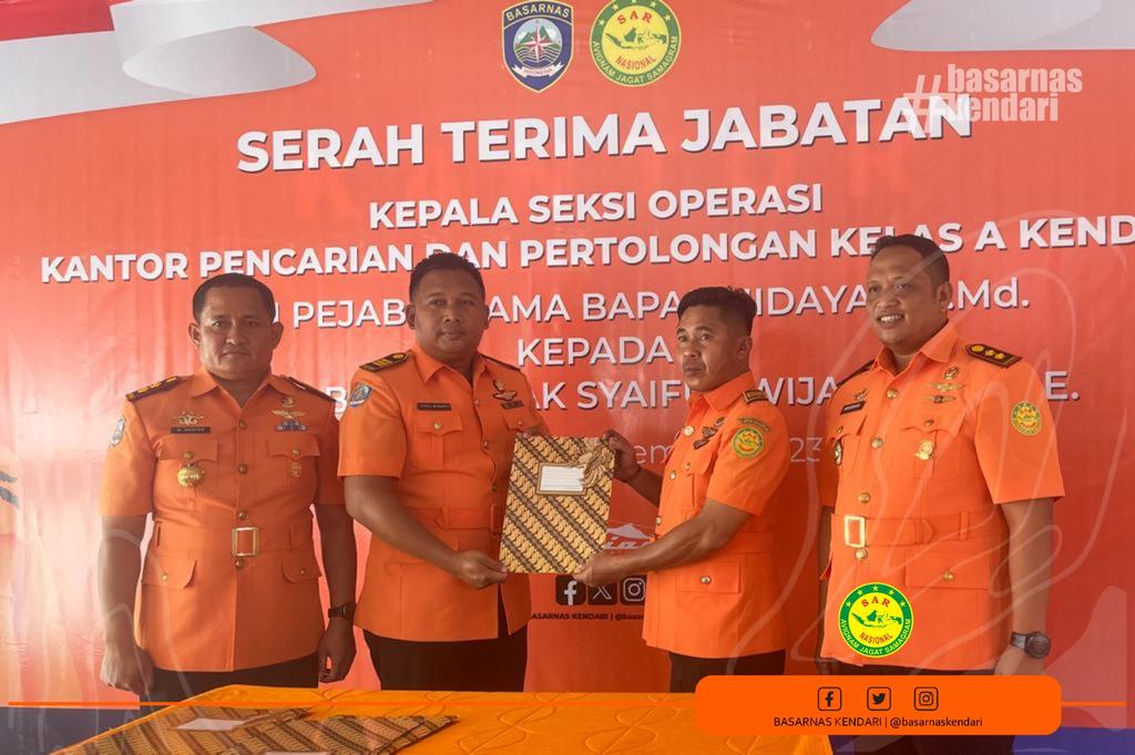 basarnaskendari's tweet image. Kendari, 6/11 --- Serah terima jabatan Kepala Seksi Operasi @basarnaskendari dari Bpk. Hidayat, A.M.d. (pejabat lama) kepada Bpk. Syaiful Wijanarta, S.E. (pejabat baru) yang di saksikan langsung oleh Kepala Kantor Pencarian dan Pertolongan Kendari dan Sorong #basarnaskendari