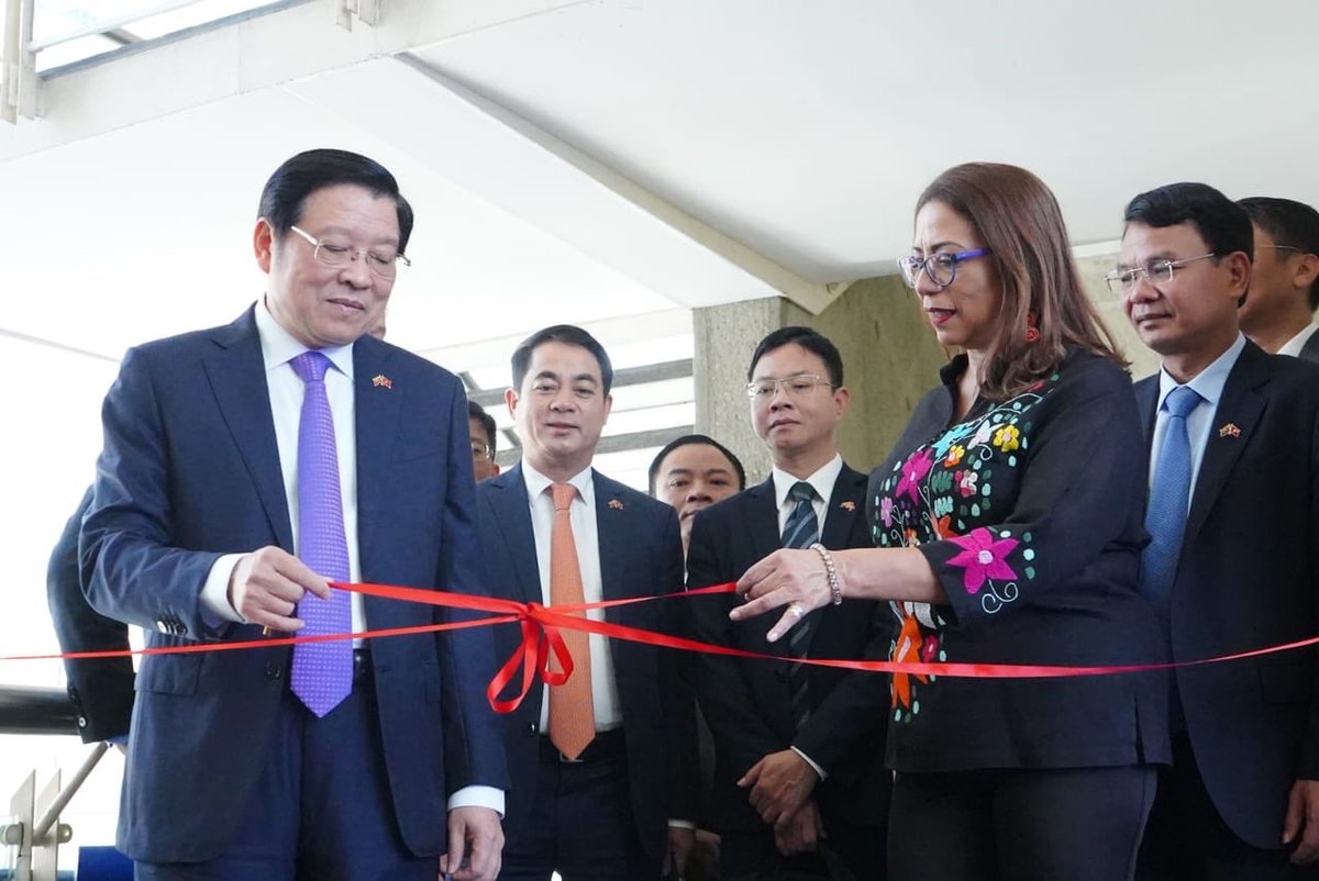 Inauguración de Exposición Fotográfica y Cultural "¡Unidos Adelante!" fue inaugurada este #6Nov por la rectora de #Lauicom, Tania Díaz y Phan Dinh Trac, miembro del buró político y secretariado del Partido Comunista de Vietnam.
