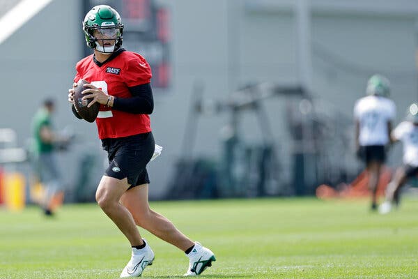 worlus_news's tweet image. Accusations like "Zach Wilson is on drugs" without evidence can be harmful and unfair. It's crucial to focus on constructive criticism and support for players. Let's keep the conversation respectful and focused on the game. 🏈 #ZachWilson #NFLDiscussion #FairCritique