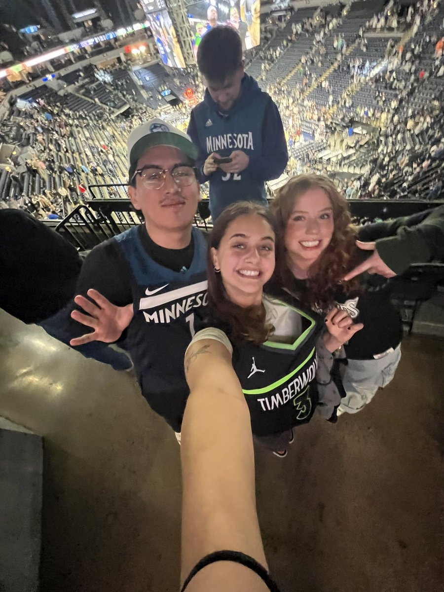 eathotchipnnlie's tweet image. Shoutout @TheDailyWolves for the tickets!!!! Beating the undefeated #1 offensive Celtics was too sweet in person #bitebite #sacshiii