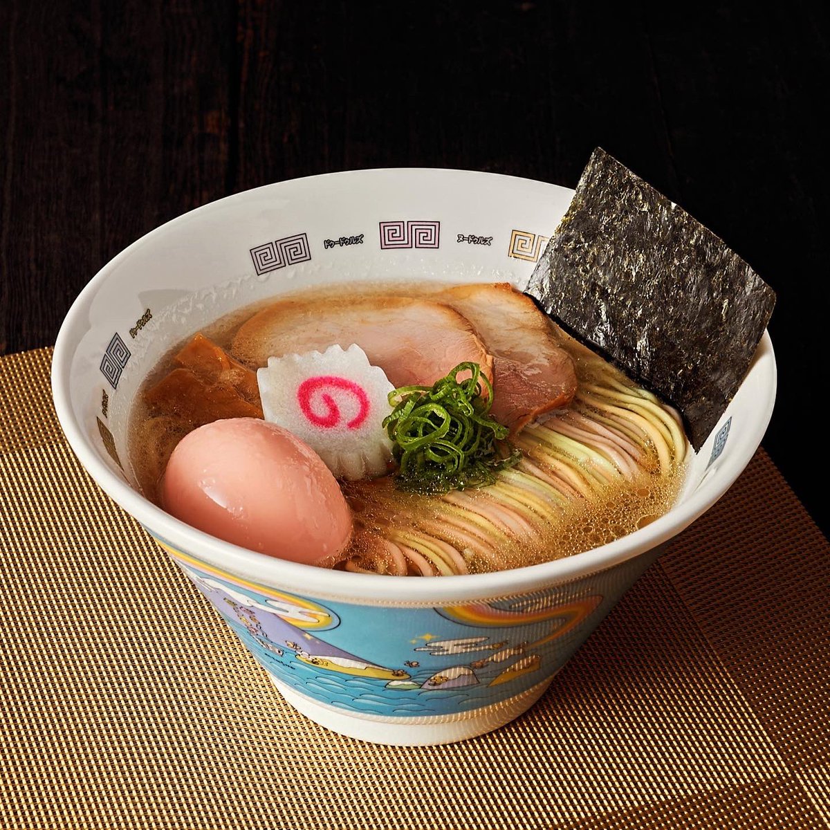 shono_menya's tweet photo. 本日より渋谷パルコのJikasei MENSHOで
#Doodles コラボラーメンを始めました！テーマカラーの虹色に合わせてパプリカ、マンゴー、ほうれん草などの食材を練り込んで麺を打ちました。"愛の味玉"はビーツで健康的に。Doodlesの世界観に浸れるオリジナルコラボ丼も作ったので合わせてお楽しみください。 https://t.co/UWrhVUtp9J