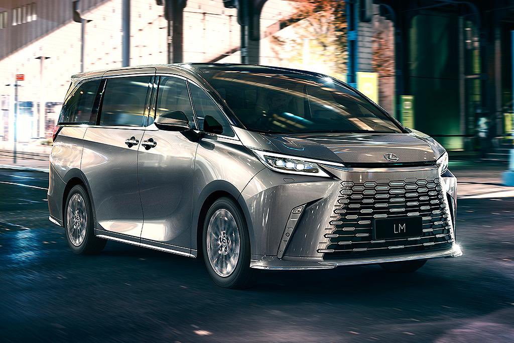 If there’s one thing I’ve learnt while watching #melbournecup2023 TV coverage, the Lexus LM is one ugly car. 🤮