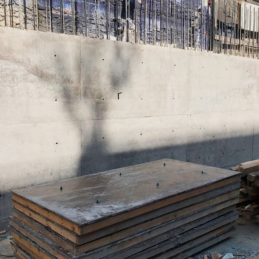 Muros de Contención.
Habilitado, cimbrado y colado de muros de contención de 30 cms de espesor con acabado aparente con moño a cada 80 cms.
#ArquitectosCDMX #EstructuristasCDMX #ProyectoArquitectónico #DiseñoArquitectónico #CáluloEstructural #BIMEstructural #ProyectoEjecutivo