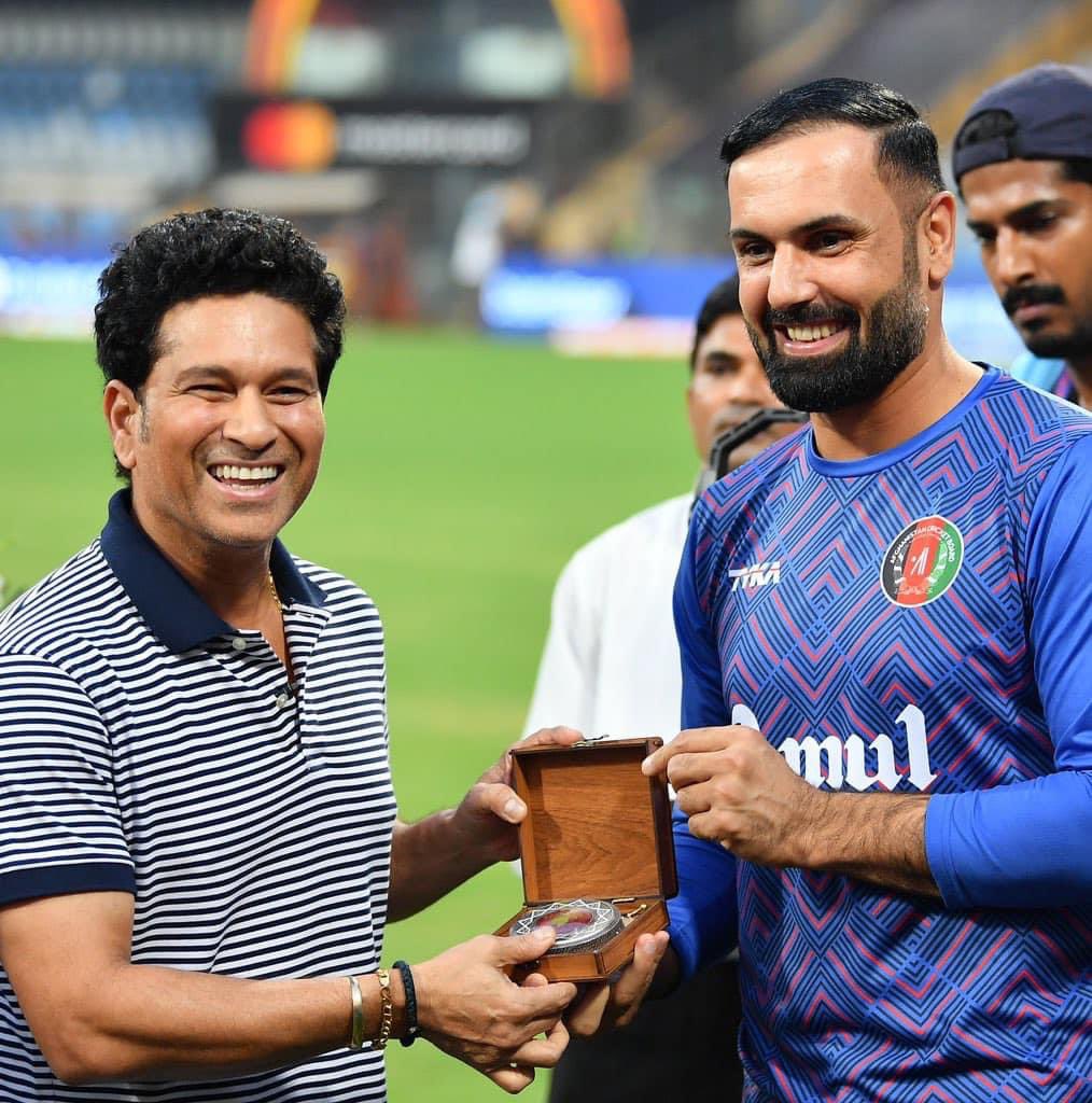 ټنډولکر ته یې افغاني زعفران ډالۍ کړل👋

ټنډولکر ته د هند کرکټ  څۀ چې د سپورت نړۍ غټ احترام لري.
 مارکېټېنګ لپاره کرکټ ښه ؤسیله ده.
پاکستان سره د سریز ټرافي کې هم د هلمند روخام، د پنجشېر لاجؤرد اؤ د کونړ لرګی کارؤل شؤي ؤل.
دغه راز قالین/ نور تؤلیدات اؤ افغان نوم د سپورت لۀ برکته.