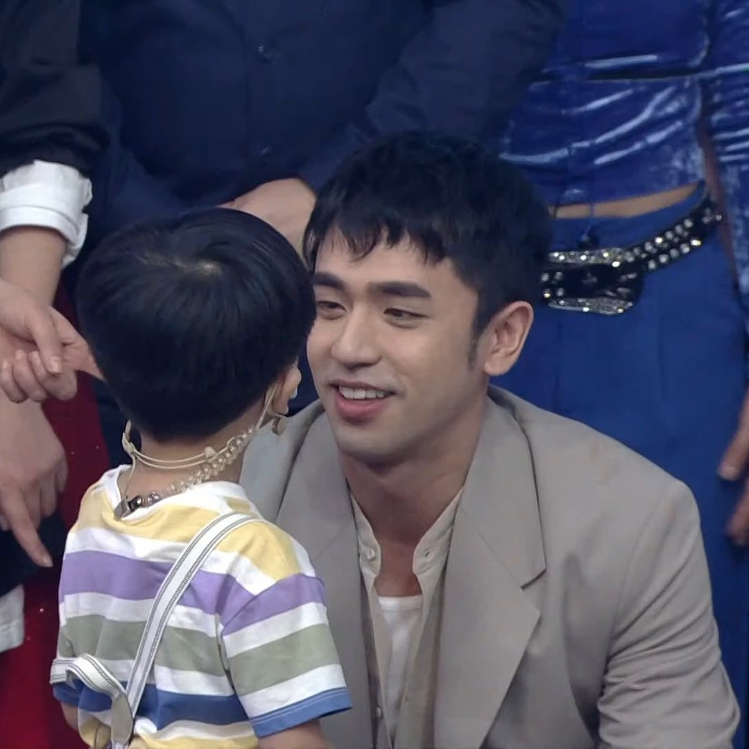 David Licauco and Argus in #ShowtimeMagpasikat2023.

What a cute surprise. 🥹💙

#DavidLicauco | <a href="/davidlicauco/">David Licauco</a>