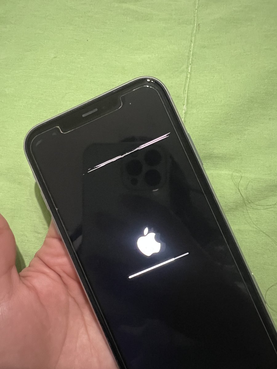 Luispumamx's tweet image. ¡Sobres, raza!, se vende Iphone 11(normal) $4,500. Tiene un pequeño defecto, se le hizo una pequeña raya en la pantalla, pero todo jala al 100%.

Soy de Monterrey, entrego en el centro de Mty.