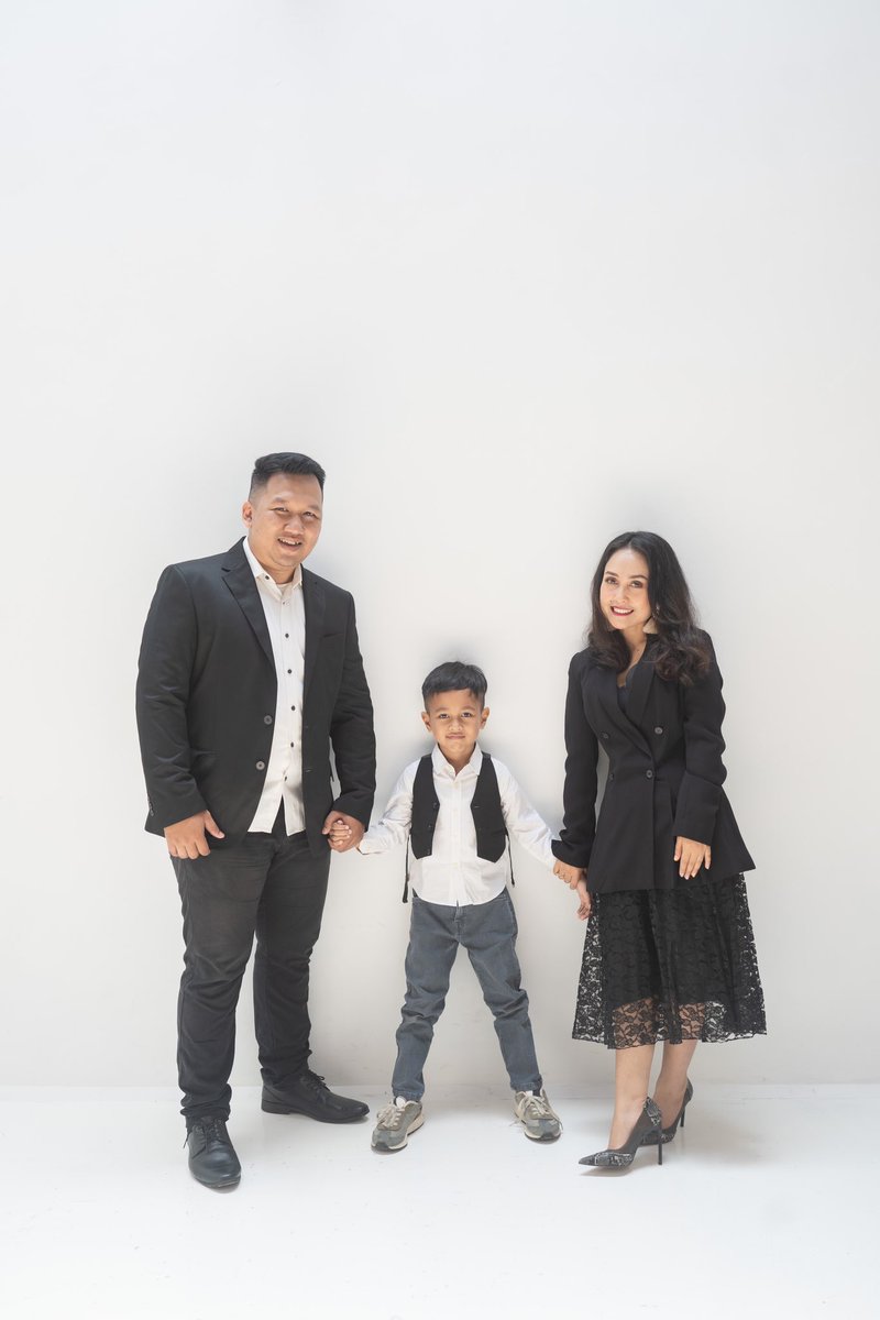 Seperti mutiara yang terindah di dasar lautan, bagi kami kamu adalah harta yang tak ternilai harganya. Kami sangat menyayangimu sayangku. Terimakasih sudah sayang sama adik-adik, sudah semakin mandiri dan pintar di sekolah. Sehat-sehat terus ya sayang, we love you forever Agam 😘