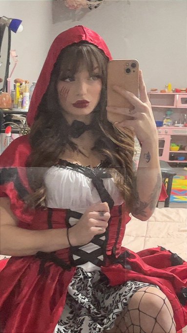 How many costumes did you have this Halloween 🎃 https://t.co/U3SkugyOAi