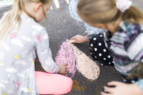 Unohda marraskuun harmaus ja tule maksuttomaan Leikki yhteisenä kielenä -tapahtumaan Helsingin keskustakirjasto Oodiin tänään tiistaina 7.11. klo 16 - 19.45. Sillä leikki on hauskanpitoa ilman suorituspaineita. Lue lisää: leikkipaiva.fi/leikki-yhteise… #leikkipäivä 📷: Anna Autio