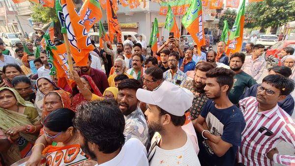 HATHOJDHAM's tweet photo. मेरे हवामहल के साथियो हो जाओ तैयार …अब समय आ गया है कि अब कांग्रेस के तुष्टिकरण के मुँह पर हमारी एकता का तमाचा जड़ा जाए । हमें एकजुट होकर कमल के बटन को दबाना है और कमल के बटन को औरों से दबवाना भी है 
जय श्री राम  बालमुकुन्दाचार्य महाराज, भाजपा प्रत्याशी, #हवामहल विधानसभा क्षेत्र https://t.co/F3bGratn5X