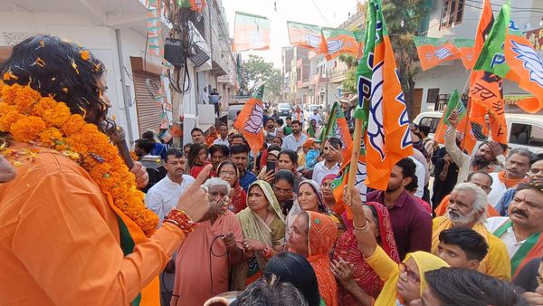HATHOJDHAM's tweet photo. मेरे हवामहल के साथियो हो जाओ तैयार …अब समय आ गया है कि अब कांग्रेस के तुष्टिकरण के मुँह पर हमारी एकता का तमाचा जड़ा जाए । हमें एकजुट होकर कमल के बटन को दबाना है और कमल के बटन को औरों से दबवाना भी है 
जय श्री राम  बालमुकुन्दाचार्य महाराज, भाजपा प्रत्याशी, #हवामहल विधानसभा क्षेत्र https://t.co/F3bGratn5X