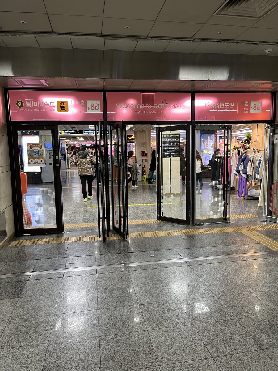 ye0824km0501's tweet photo. 大好きな
"GOTO MALL"買物終了~⤴︎︎︎🙌🏻😍
#韓国旅行
#ひとり旅
#GOTOMALL
#高速ターミナル https://t.co/8t1VSplXrC