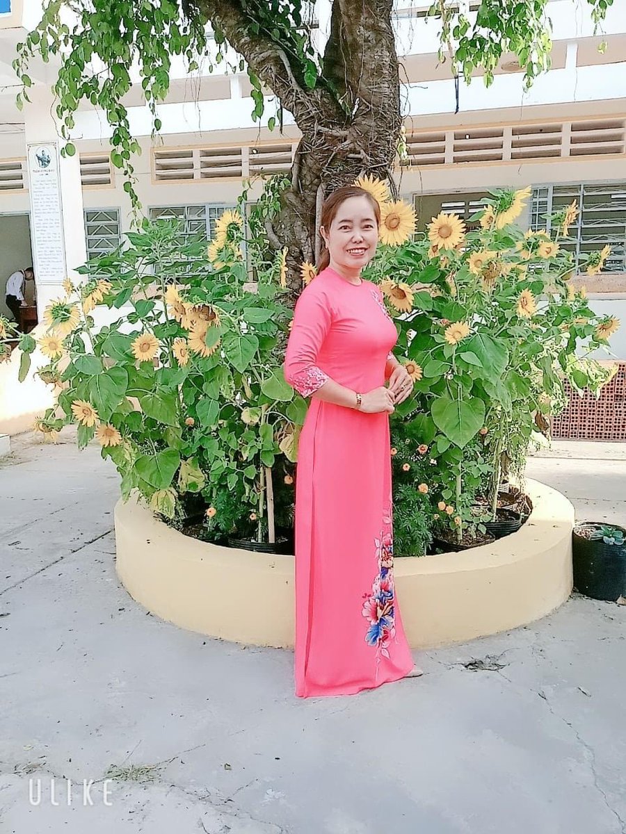 Thaodamdang1's tweet photo. Con có thích mẹ mặc áo dài không nè https://t.co/fLYIBpvIH0