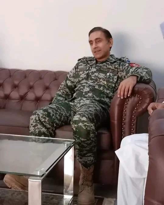 Pakistandefance's tweet photo. فرنٹئیر کور کے وِنگ کمانڈر لیفٹننٹ کرنل محمد حسن وادی تیرہ میں دہشتگردوں کے ساتھ فرنٹ لائن پر لڑتے ہوئے شہادت کے اعلٰی مرتبے پر فائز ہوئے اللہ تعالیٰ انکے درجات بلند فرمائے اور لواحقین کو صبر دے آمین ثمہ آمین ۔
#PakArmy https://t.co/s2VB6PWOt7
