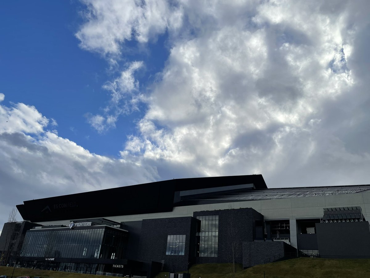 雨も上がっていい天気、駐車場から出るのに1時間くらいかかりそう( ・∇・)