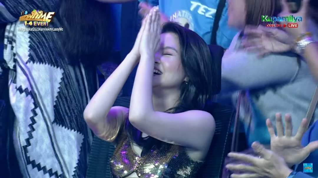 AbanteNews's tweet photo. PAMBANSANG GINOO SA IT’S SHOWTIME! 

Ginulat ni David Licauco ang kanyang fans at ang ka-loveteam niyang si Barbie Forteza nang bumisita siya sa ‘It’s Showtime’ ngayong Martes para sa 14th anniversary celebration nito. 

Banat na joke ni Vice Ganda, “First time nangyari sa history ng It’s Showtime na may guest ‘yung judge.” Judge kasi si Barbie sa ‘Magpasikat’ segment ng noontime show. 

(Screenshots /ABS-CBN Entertainment)