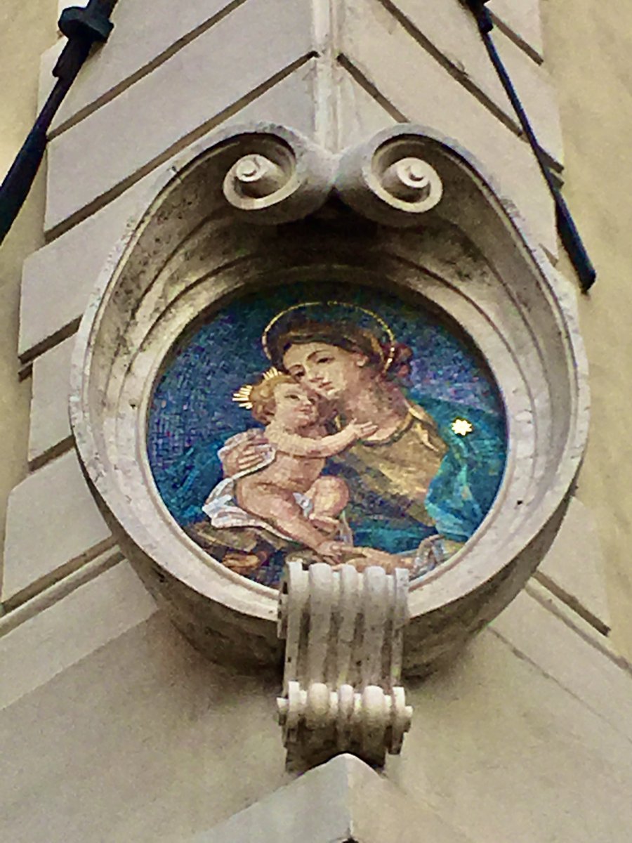 Adoro questo bellissimo mosaico #Madonnelle della Madonna con Bambino, nascosto in un angolo di Piazza Farnese…
#Roma 🤍
#Rome