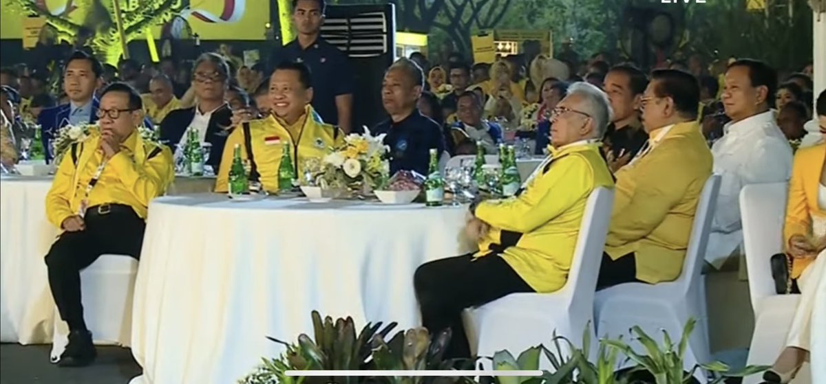 Di Acara HUT <a href="/golkar_id/">Golkar Indonesia</a> semalam, Ketua Umum <a href="/prima_or_id/">prima.or.id</a> Syeikh <a href="/agusjabo333/">Saya Rakyat Luar Biasa</a> mendampingi Pak Peesiden <a href="/jokowi/">Joko Widodo</a> dan Calon Wakil Presiden Pak <a href="/prabowo/">Prabowo Subianto</a> 

Koalisi yang solid menuju Indonesia Maju. 
Menang satu putaran menuju Indonesia yang adil dan Makmur!! 

✊🏻