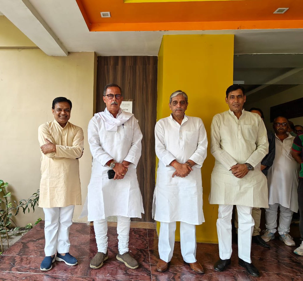 ASinghINC's tweet photo. दाऊ साहब के पुराने सहयोगी श्री रघुराज सिंह जी (दिल्ली) से सौजन्य भेंट। https://t.co/OyqVGvFheU