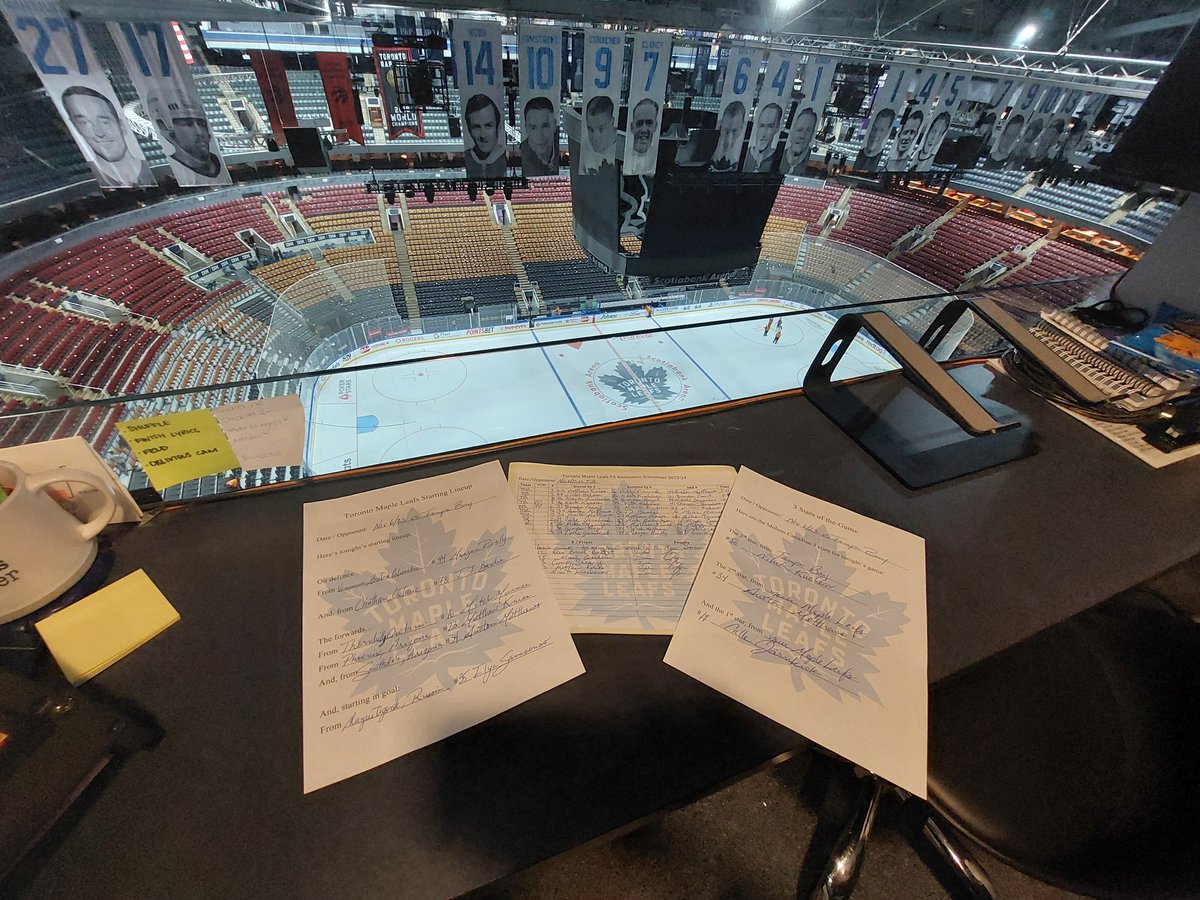 Mike Ross 🎤🥅🏒 #LeafsForever tweet media