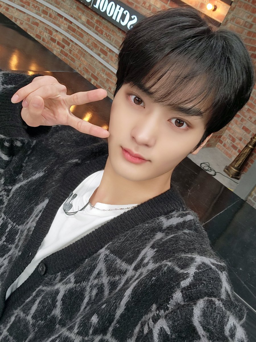 [📸] 231107 arirang TV #AfterSchoolClub ⠀ Q. 겨울 하면 생각나는 것은? 호떡 0% 붕어빵 0% 핫초코 0% MC런태🐧🐱 ▇▇▇▇▇ 100% ⠀ 414만명 투표 • 최종…