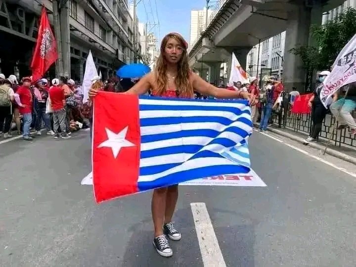 MkTabenack's tweet photo. Saat ibu  mengibarkan bendera, massa pun terlihat membawa spanduk di sembari berorasi di depan halaman terminal.
Sesekali, massa berteriak perihal kemerdekaan bangsa Papua saat menyampaikan pendapatnya. Nasib sendih,bangsa papua barat https://t.co/zz6oC8c0GX
