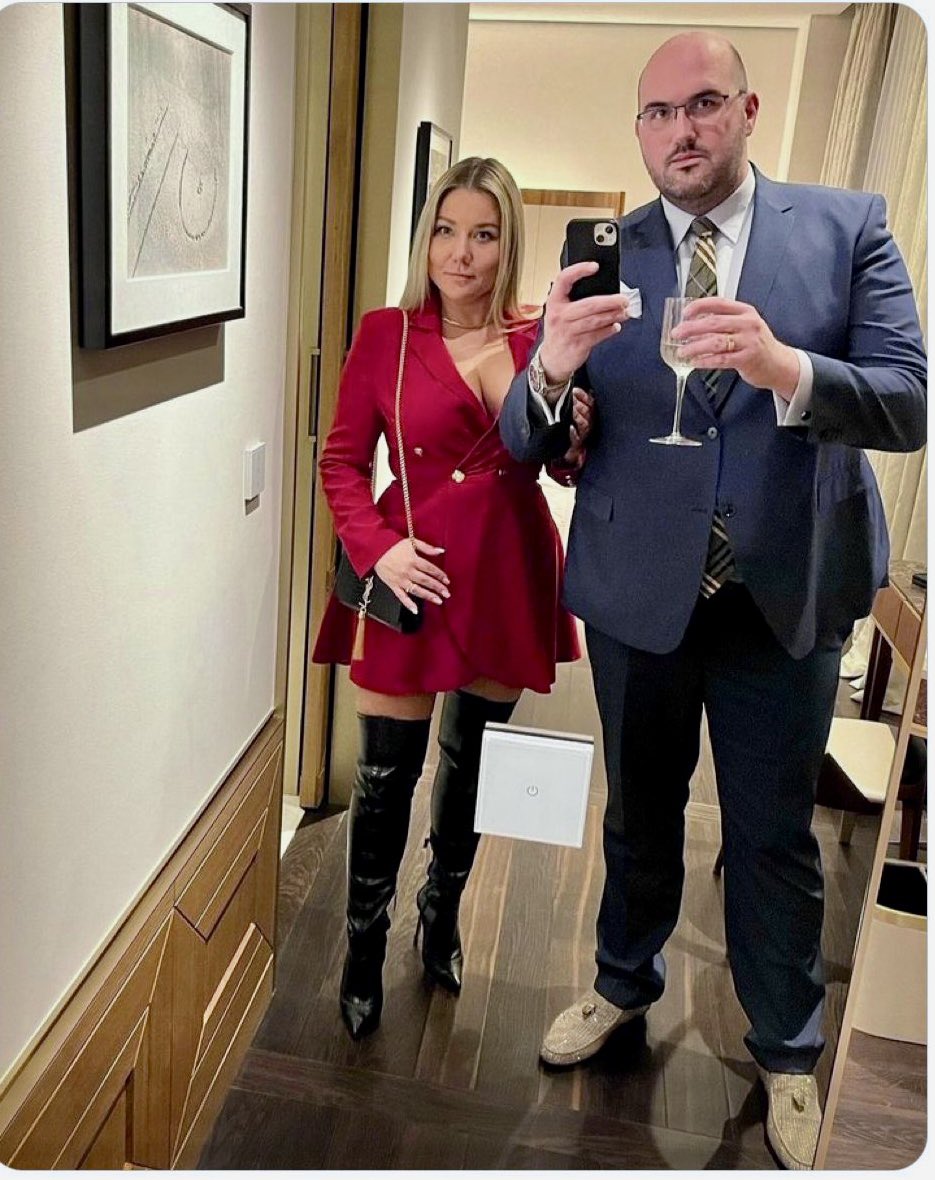 Sverige98140's tweet photo. Imć Jarosław #Olechowski z #TVP
Ta szuja dostała 5 mln złotych z kieszeni naiwnego  #Podatnik #Polska Piękno PiSowszczyzny na obrazku. Ciekawe ile się ceni ta dama i boku tego pana? PS Panie @OlechowskiJarek meszty to się panu udały bo złote jak w #Turcji https://t.co/1HGFiArmX5