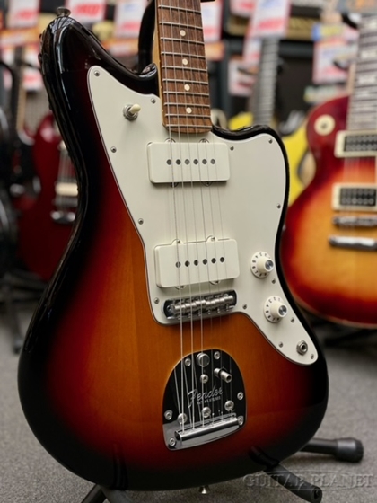 サンバーストカラーに白ピックガードの王道のルックスを持ったFender