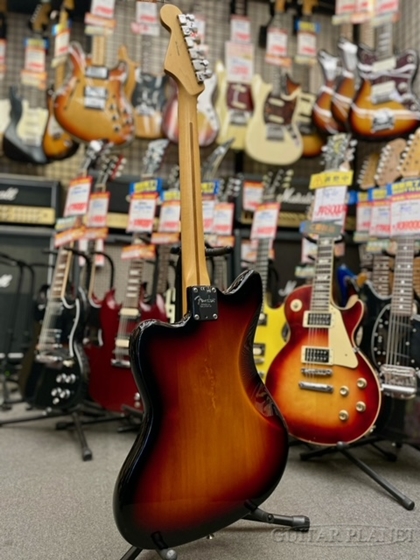 サンバーストカラーに白ピックガードの王道のルックスを持ったFender