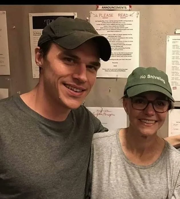 Happy Birthday to the amazingly talented Sally Field 💐

📸 Mike Summers

#theglassmenagerie @FinnWittrock