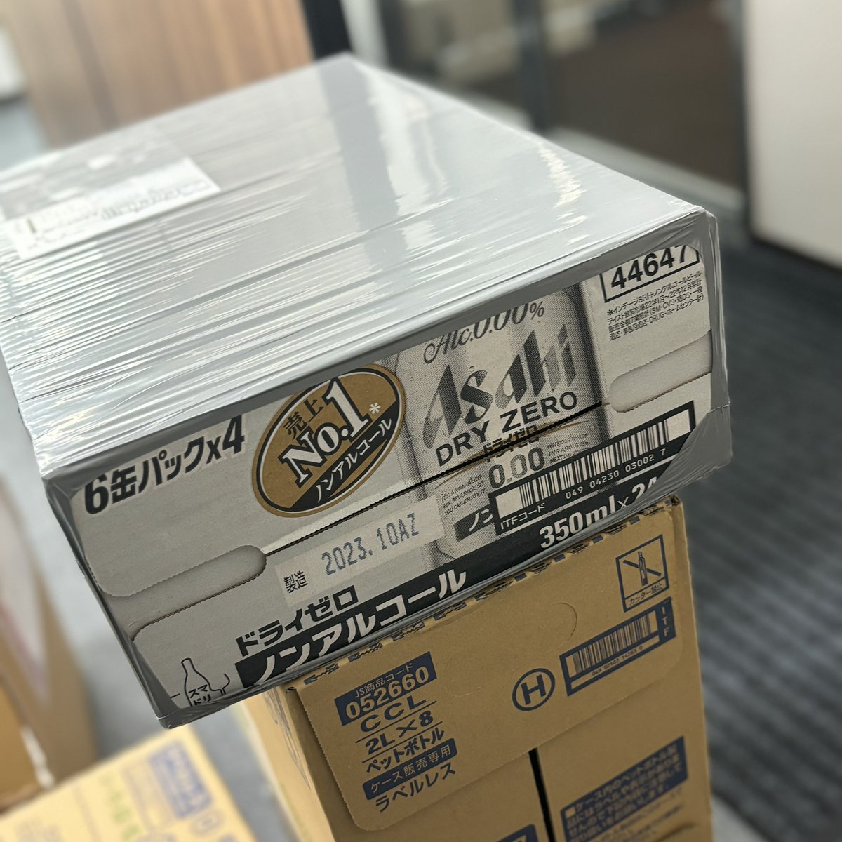 okamomoba's tweet image. なんか届いた！陣中見舞いかな？うちの事務所の冷蔵庫はこういうものを冷やすようにはできてないのにー。 #ontimejp #のの会 #notesknows