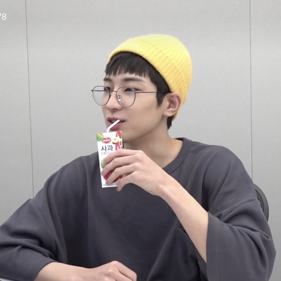 재밌는점. 영상을 만드는 사이 머리가 자라서 이제  비니를 쓰지않는다고함. 이젠 사과주스를 먹지않는다고함. (라이브 보던  나:안..안돼....)