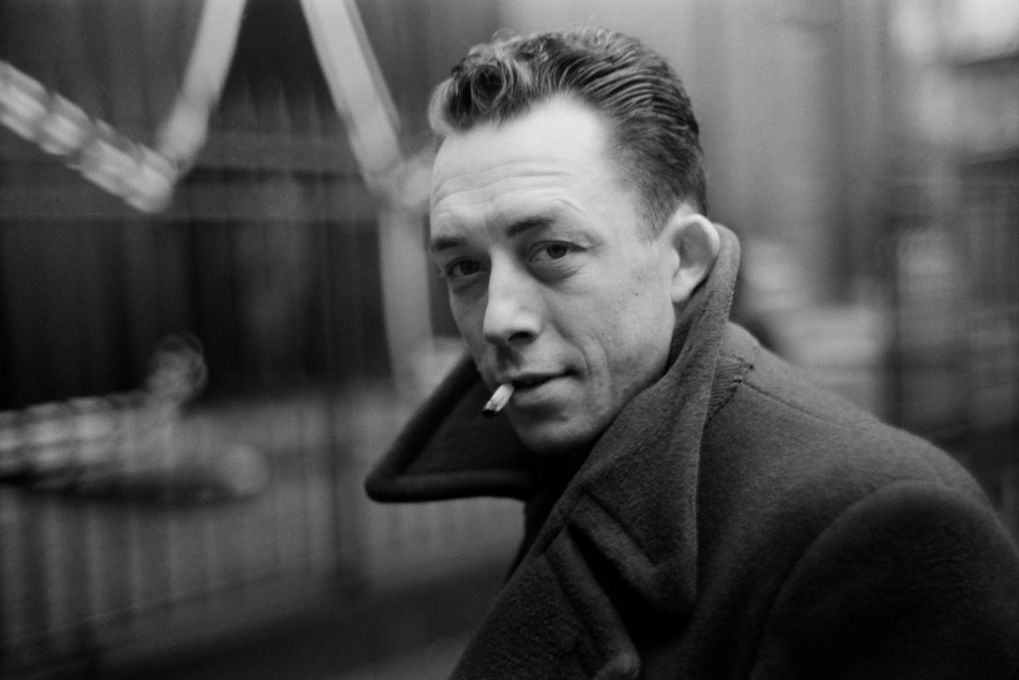 İyi ki doğdun #AlbertCamus 💙

"Sizi anlıyorum ama bu umutsuzluğu bir yaşam kuralı yapma savını ileri sürüp, her şeyin yararsız olduğu yargısına vardığınızda, tiksintinizin arkasına sığındığınızda, artık sizin ardınızdan gelmiyorum."
📚Albert Camus/ Defterler 1/ <a href="/ithakiyayinlari/">İthaki Yayınları</a>