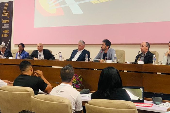 <a href="/DiazCanelB/">Miguel Díaz-Canel Bermúdez</a> en el IV Congreso de la #ahsjovenescuba : "Vamos a vacunar el orgullo de ser cubanos desde la cultura y de la manera en que podamos apreciar sentimentalmente, emocionalmente, aferrados a nuestras raíces ". 
#UnidosXCuba 🇨🇺🇨🇺 siempre #CubaCoopera #BMCGuineaBissau