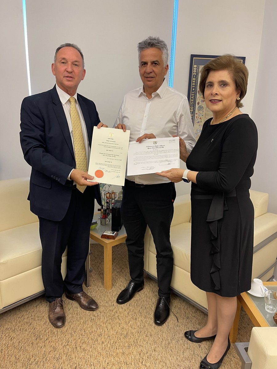 En medio al dolor de la guerra, la vida sigue y nosotros intentamos mantener una rotina (a)normal. Hoy nombramos a Shimon Sabag cómo Consul Honorario de Guatemala en Israel. Le deseamos muchos éxitos y que logre en su función fortalecer aún más los profundos lazos de amistad