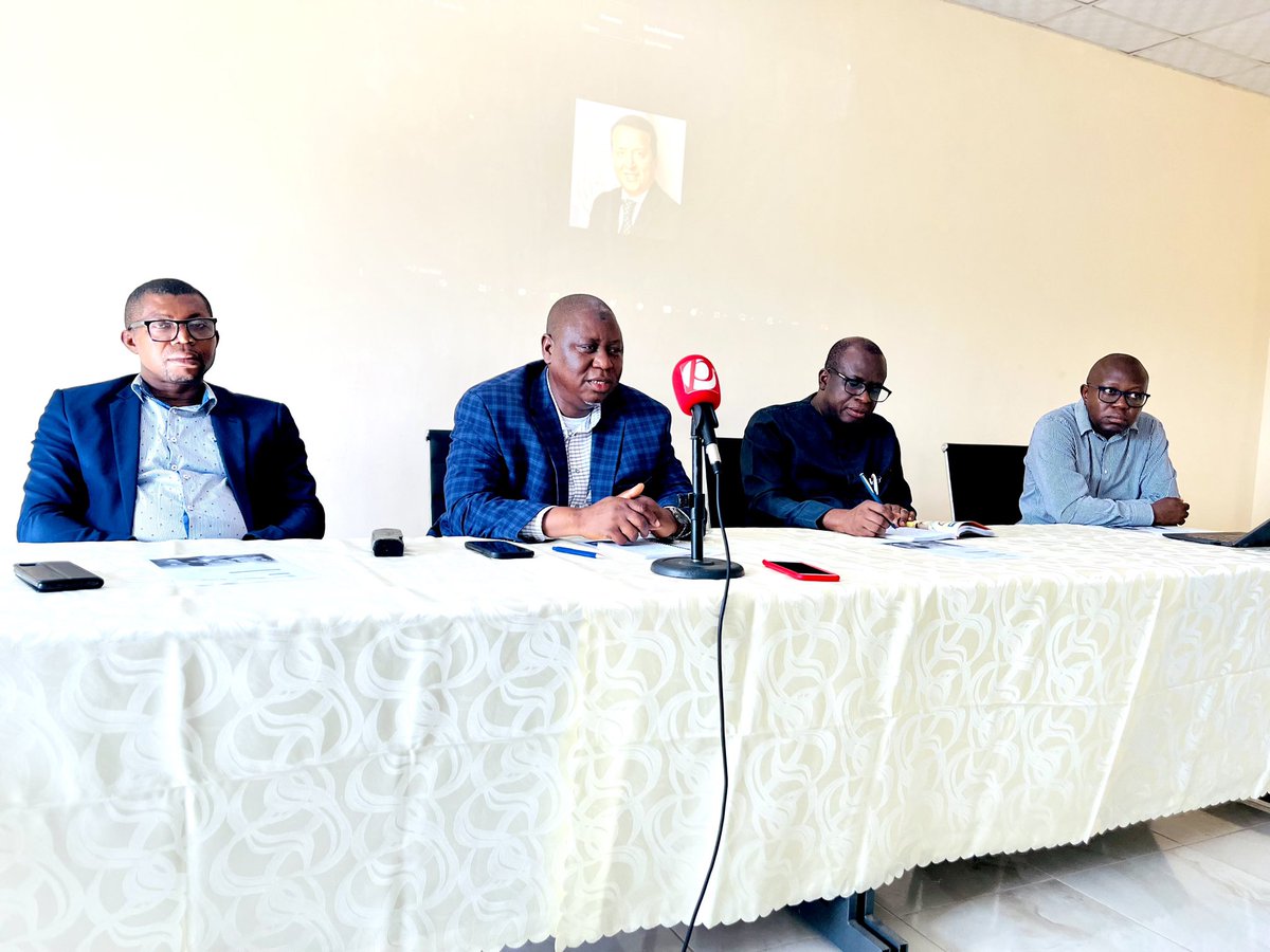 UniOfGambia's tweet photo. The Vice Chancellor officiates the commencement of a 5-day training program for #GBoS staff focused on data analysis using STATA and SPSS. 
Supported by @UNDP_TheGambia, the program is hosted at the #UTG @CIFALBanjul 

#DataAnalytics 

Thread🔽 https://t.co/gAt9a3zz1Y