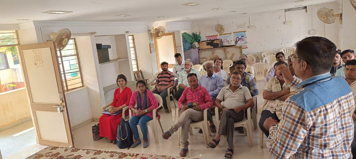 મતદારયાદી સુધારણા કાર્યક્રમ - ૨૦૨૪ અંતર્ગત આજરોજ તલાટી કમ મંત્રી તથા વ્યાજબી ભાવના દુકાનદારો સાથે બેઠક રાખી વધુમાં વધુ ફોર્મ - ૬ ભરાય તે માટે જરૂરી માર્ગદર્શન અને તાલીમ આપવામાં આવી.
#SSR2024 <a href="/CEOGujarat/">Chief Electoral Officer, Gujarat</a> @CollectorKutch <a href="/SDM_Abdasa/">DC & SDM ABDASA</a> <a href="/DydeoK/">DyDEO Kachchh</a> <a href="/ECISVEEP/">Election Commission of India</a>