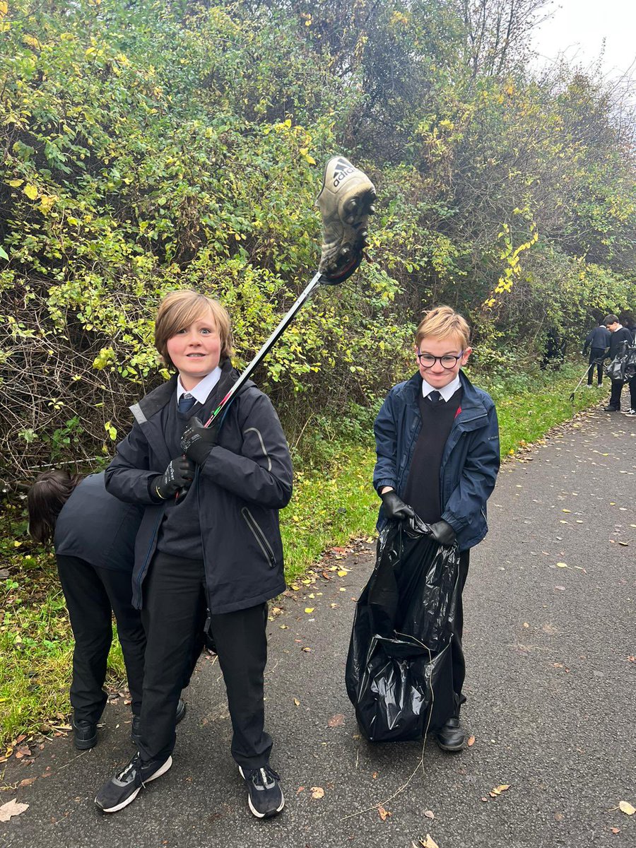 leithPS's tweet photo. Some more litter picking in the community from the S1’s @leithacademy we are trying to instil some pride in our community. #learningforsustainabilty
 @ZeroWasteScot https://t.co/g8jeSSBF8p