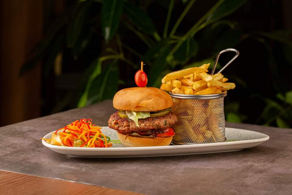 JikonisKenya's tweet photo. Order and enjoy @albahotelmeru's fast moving tasty Burger with secret ingredients you won't find anywhere else from the Jikonis App.
#merufooddelivery #fooddeliveryservice #burger  #fooddeliveryinnanyuki
#TastyBurgers #SecretIngredients  #hotelsinkenya #hotelsinmeru #tembeakenya https://t.co/mmJQMFIlL6