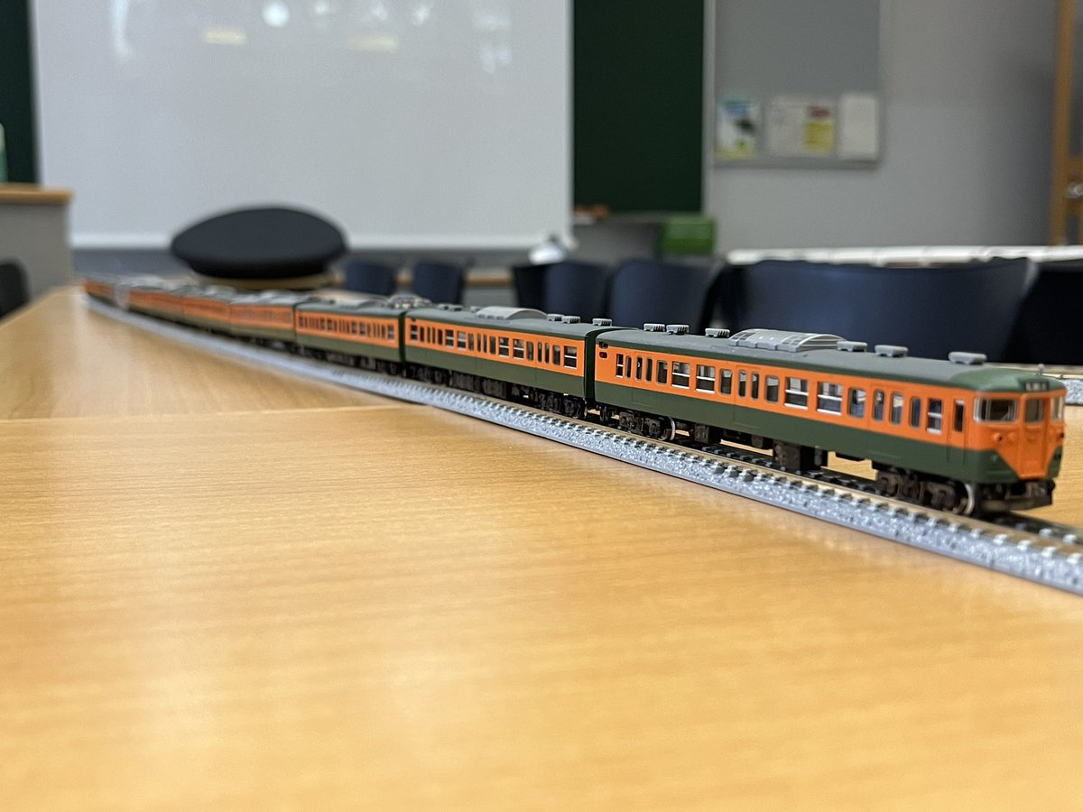 TcIII_IOG's tweet image. 東瓜に間に合わなかったのでここで供養
92年の国府津K42編成です
上り方クハはATS設置による代走106
化けサロ110-360と電装解除車のサハ111-401も入ってる編成です
手すりの別パーツ化や車体塗装に初めて挑戦、TOMIXの新製品に似た色になったと思います!