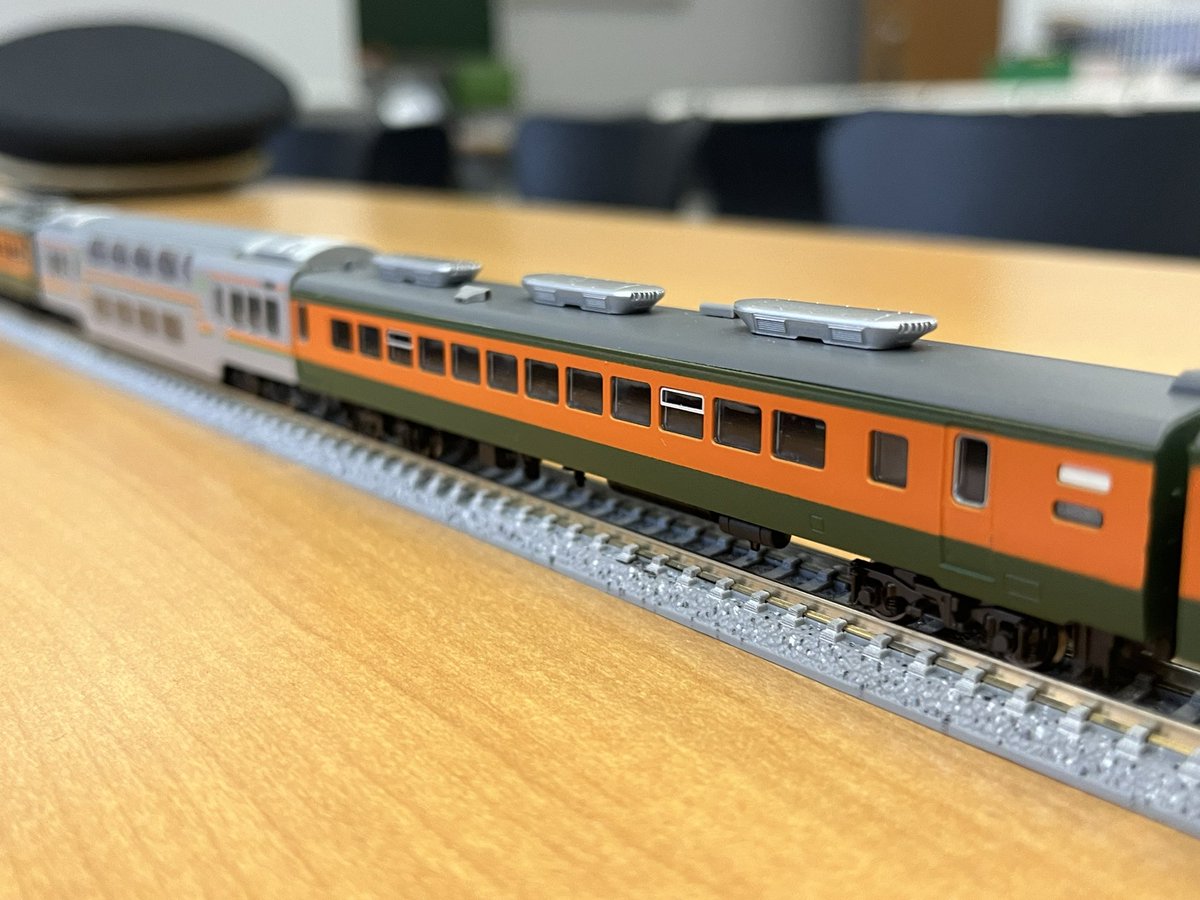 TcIII_IOG's tweet image. 東瓜に間に合わなかったのでここで供養
92年の国府津K42編成です
上り方クハはATS設置による代走106
化けサロ110-360と電装解除車のサハ111-401も入ってる編成です
手すりの別パーツ化や車体塗装に初めて挑戦、TOMIXの新製品に似た色になったと思います!