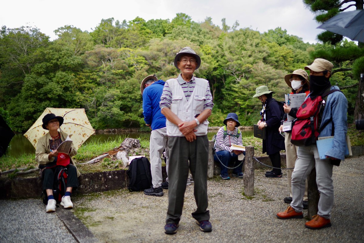 第６回万葉ウォーク「佐紀周辺の万葉歌と天皇陵」も無事終了。今年のイベントは、幸いにも天気に恵まれました。第6回のウォークでは、水本洋さんがご高齢にもかかわらず参加され、大阪大学萬葉旅行之会での犬養孝先生との思い出や犬養節を披露されました。