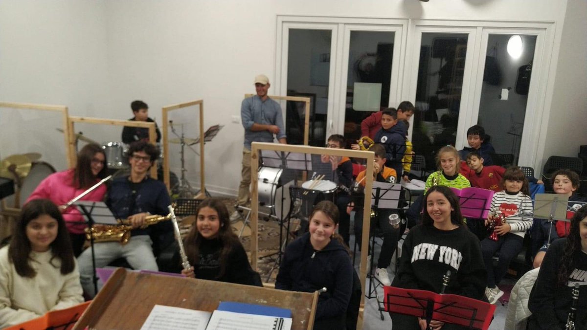 Oggi con 𝗰𝗼𝗺𝗺𝗼𝘇𝗶𝗼𝗻𝗲 ed 𝗼𝗿𝗴𝗼𝗴𝗹𝗶𝗼 vedendo così tanti 𝗯𝗮𝗺𝗯𝗶𝗻𝗶 𝗲 𝗿𝗮𝗴𝗮𝘇𝘇𝗶 della scuola di musica della Banda Musicale Città dell’Amatrice  suonare insieme possiamo dire 𝗠𝗜𝗦𝗦𝗜𝗢𝗡𝗘 𝗖𝗢𝗠𝗣𝗜𝗨𝗧𝗔❤️💪

#Amatrice #CasadellaMusica