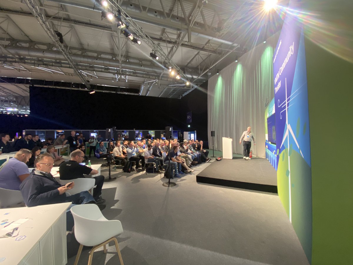 ericnipro's tweet image. Cool cmty session of the day,  Let’s talk snapshots with Piotr Tarnawski .. standing room only ! #geeky cool @VMwareExplore