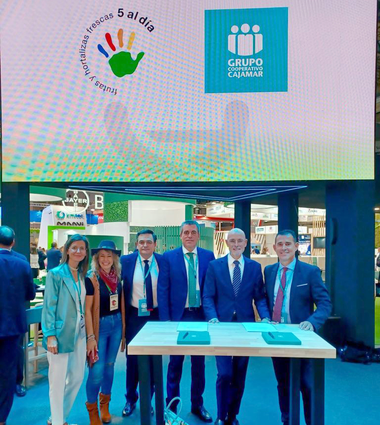 5aldiaspain's tweet image. #5aldía y @Cajamar impulsan el consumo de #frutasyhortalizas y fomentan #hábitosdevidasaludable entre la población en la firma de un convenio entre ambas entidades extendido a los asociados de #5aldía
Un hito más del compromiso con la sostenibilidad del sector por ambas entidades