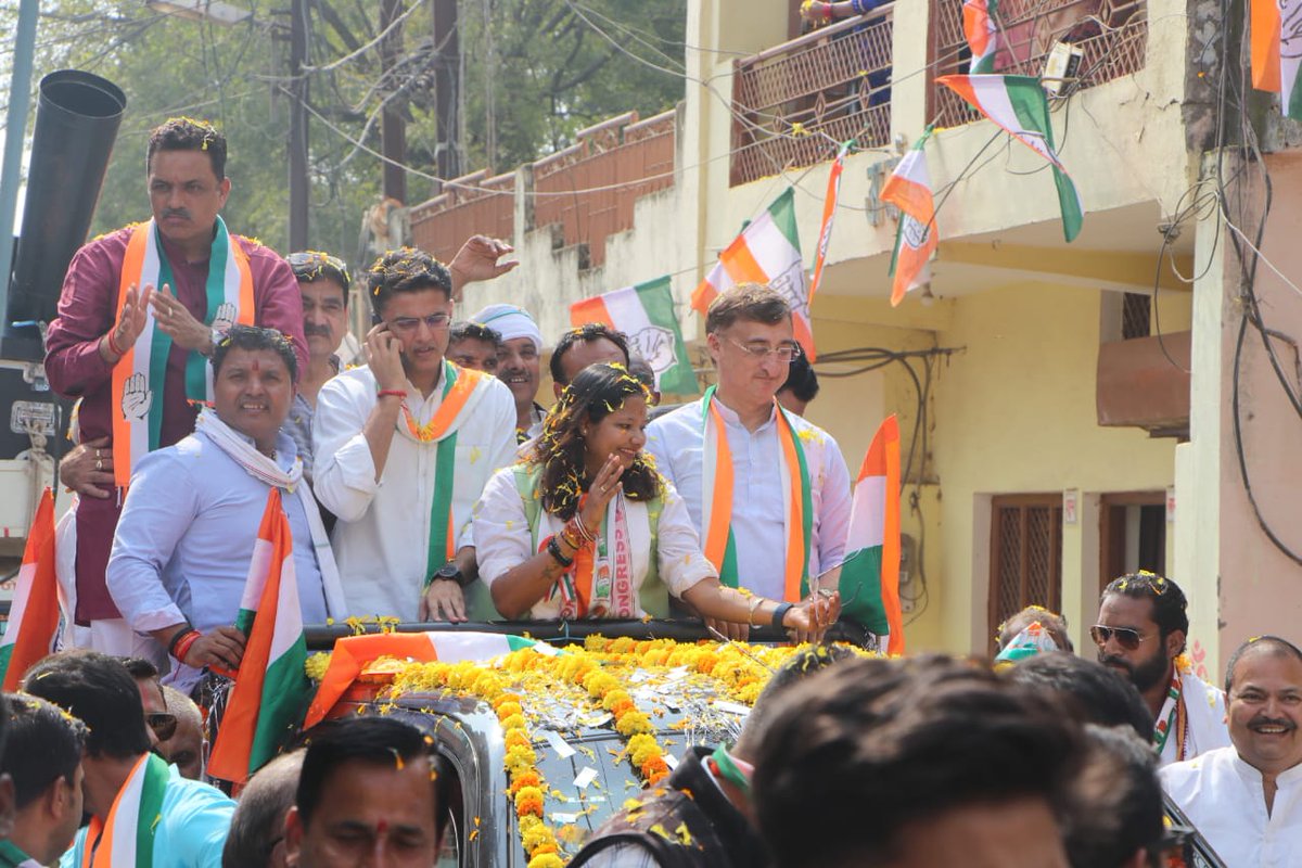 IYC's tweet photo. सिहोरा विधानसभा से कांग्रेस प्रत्याशी व पूर्व IYC सचिव एकता ठाकुर जी के नामांकन दाखिले में शामिल हुए युवा कांग्रेस अध्यक्ष श्री @srinivasiyc जी।

इस दौरान कांग्रेस नेता श्री @VTankha जी एवं श्री @SachinPilot जी भी उपस्थित रहे। https://t.co/Y4r0gleZw8
